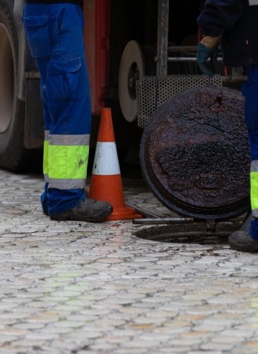 Drain,Cleaning,,Sewage,Truck,Pumping,Out,Contaminated,Water